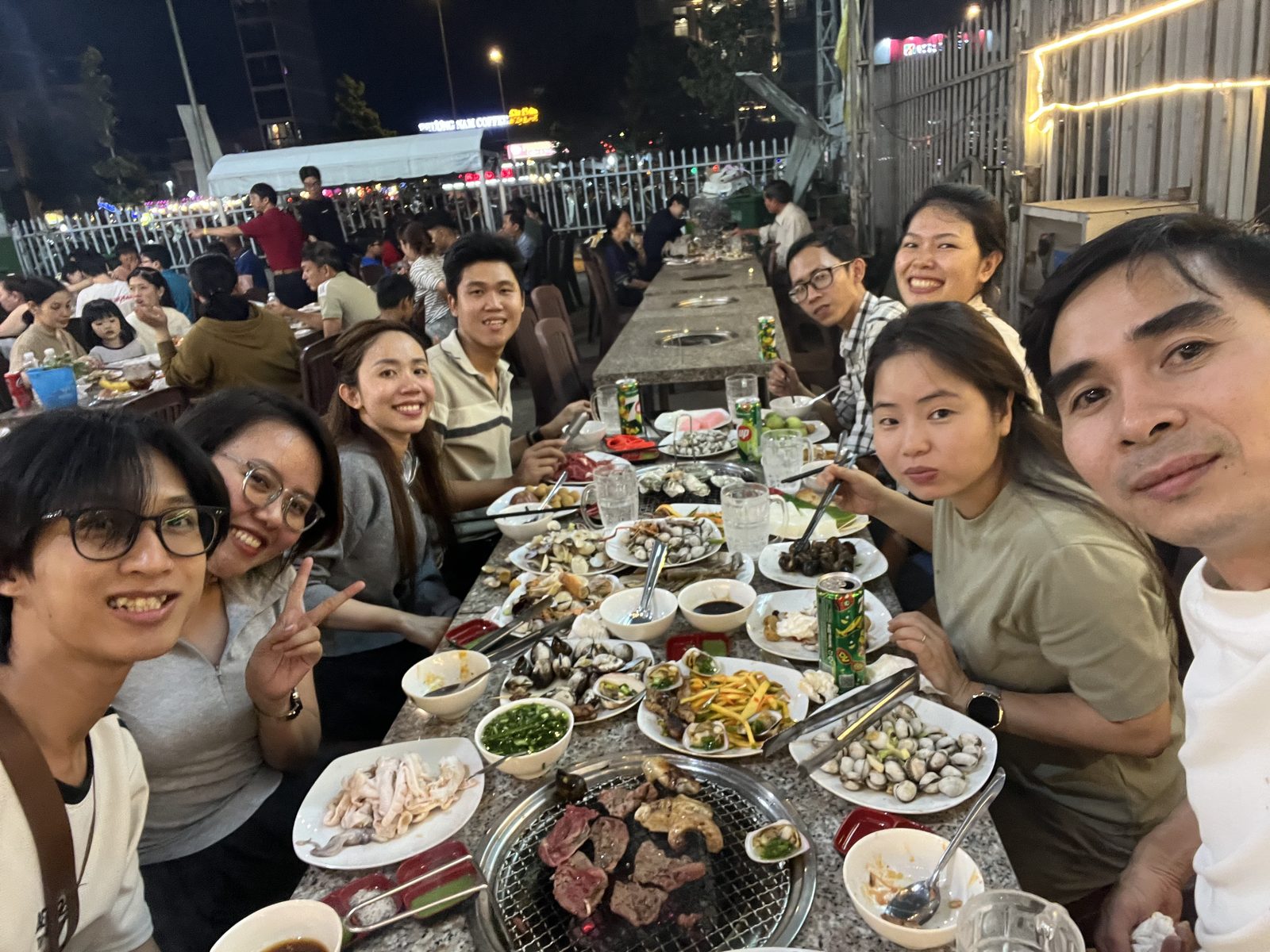 Bàn tiệc dài đông người trong một buổi họp mặt