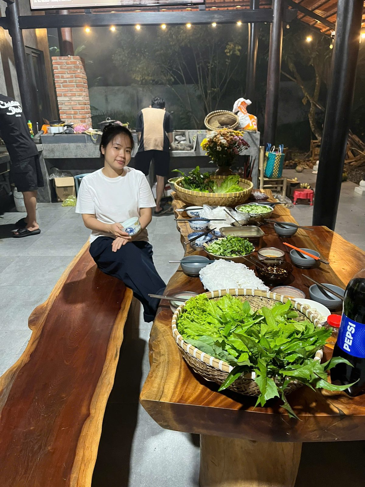 Bàn ăn dài của nhóm BEDO sau buổi sinh hoạt