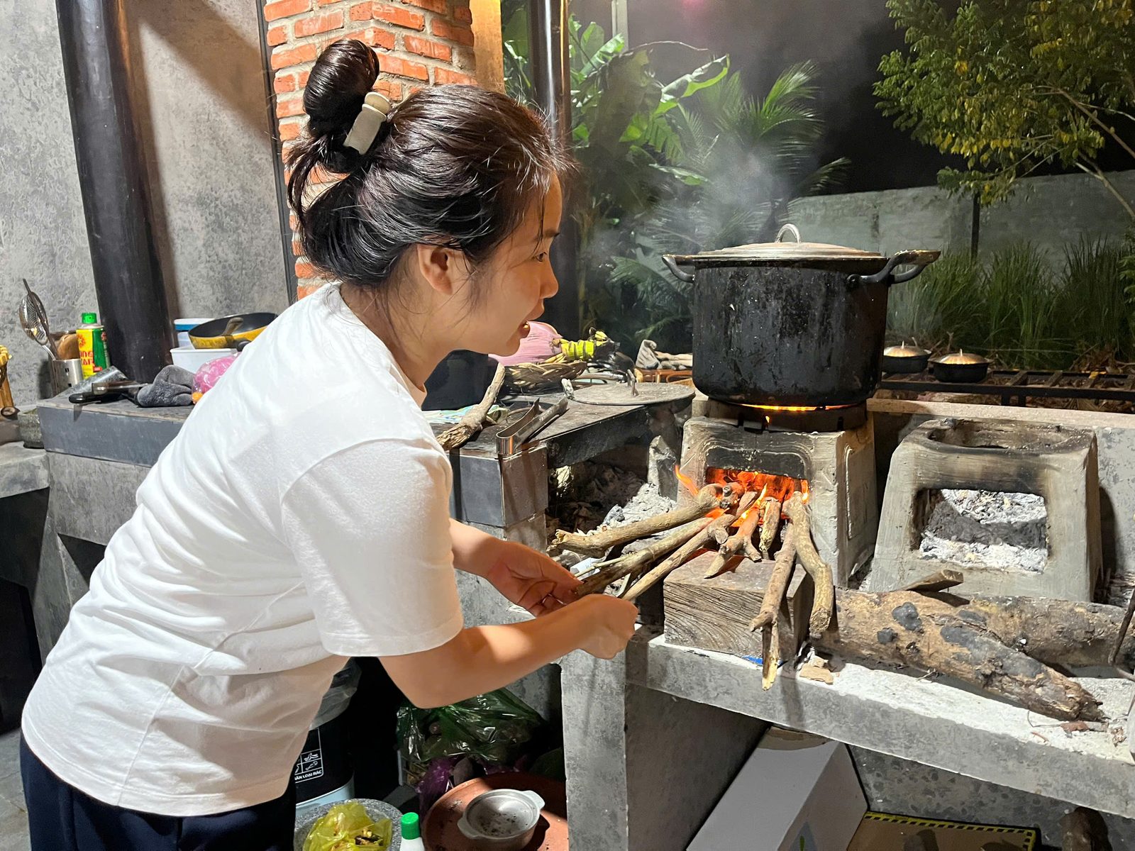Nhóm BEDO quây quần bên bếp lửa củi