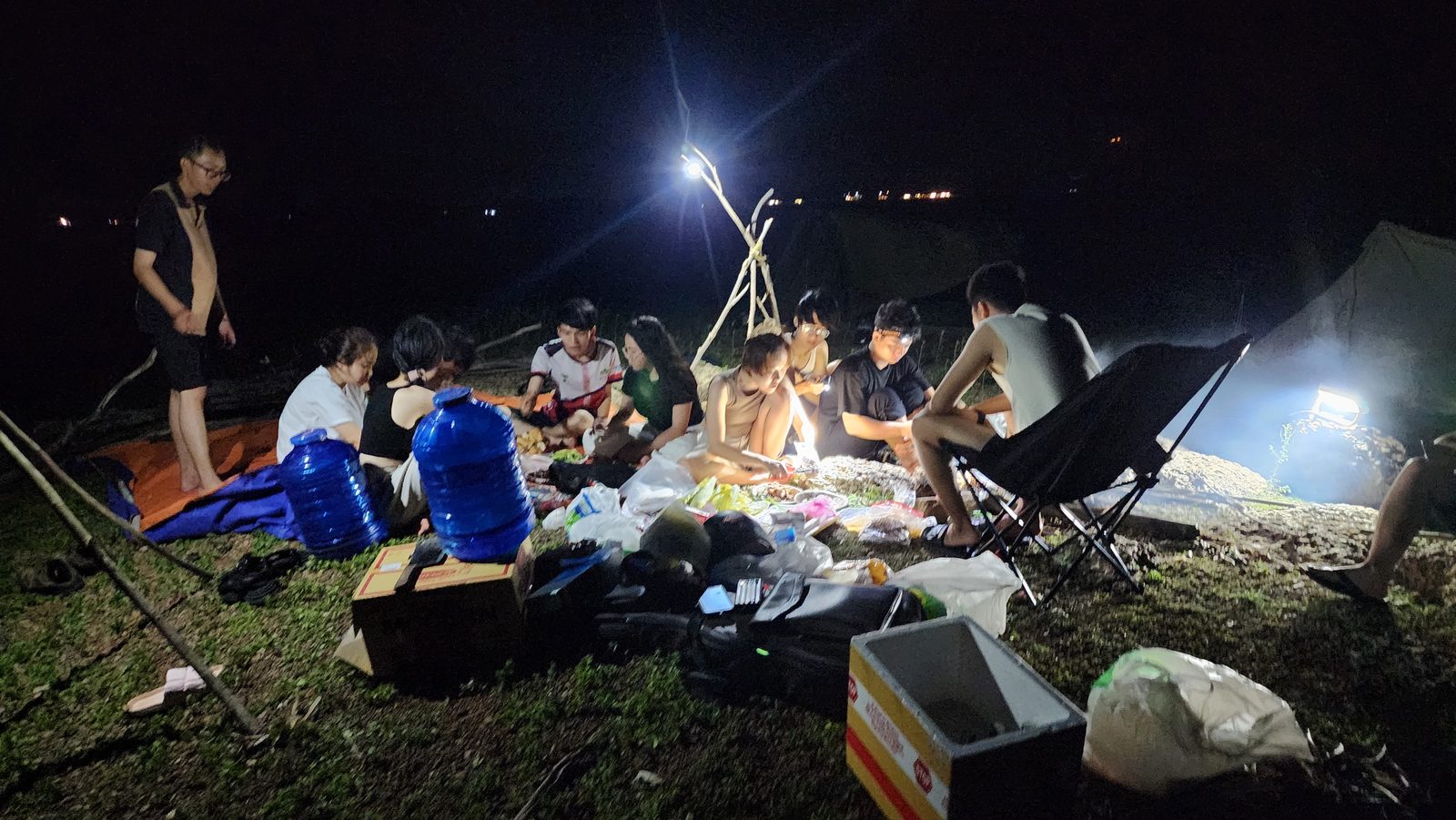 Nhóm quây quần bên ánh đèn buổi tối