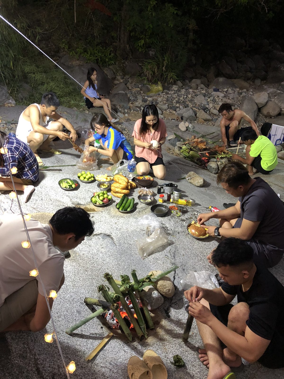 Bữa tối nướng bên suối cùng cả nhóm