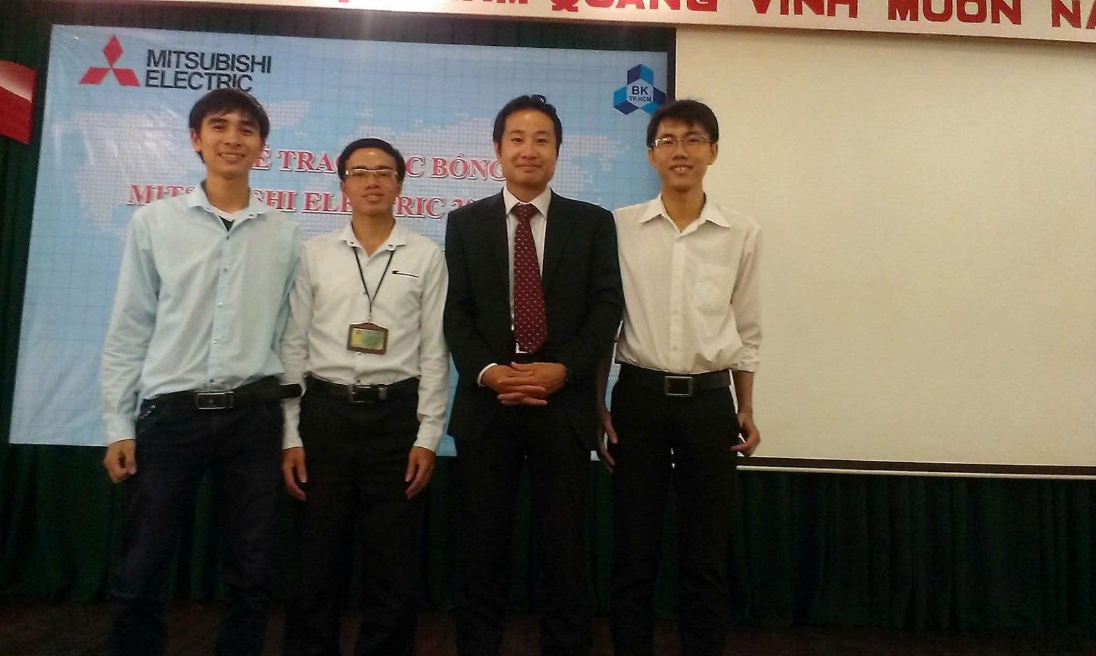 Nhận học bổng Mitsubishi Electric cùng đại diện chương trình