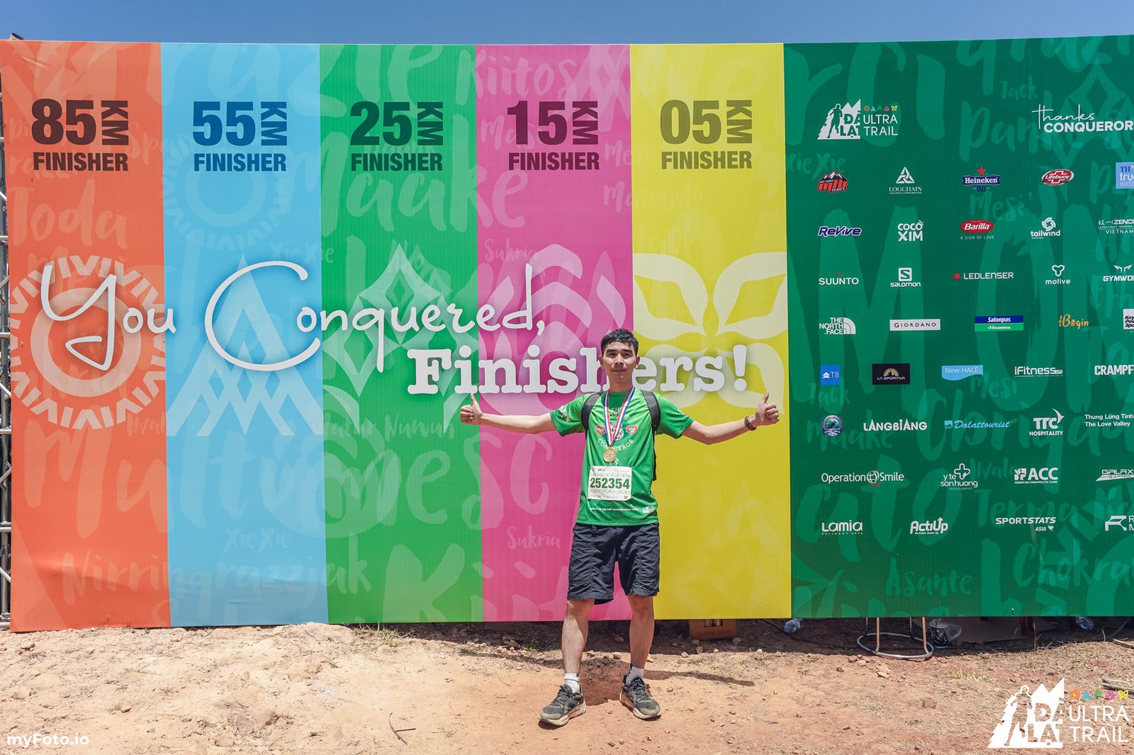 Dang tay trước backdrop You Conquered, Finishers