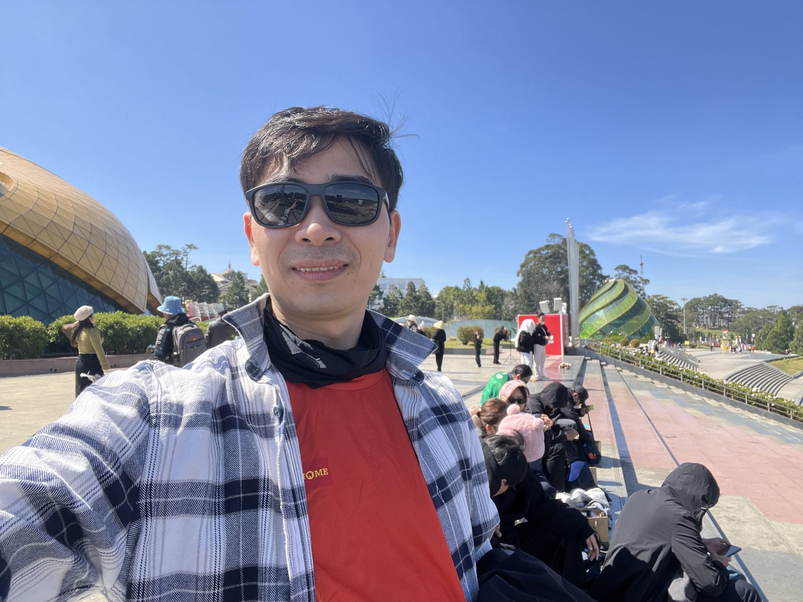 Bùi Văn Hân đeo kính râm dưới nắng