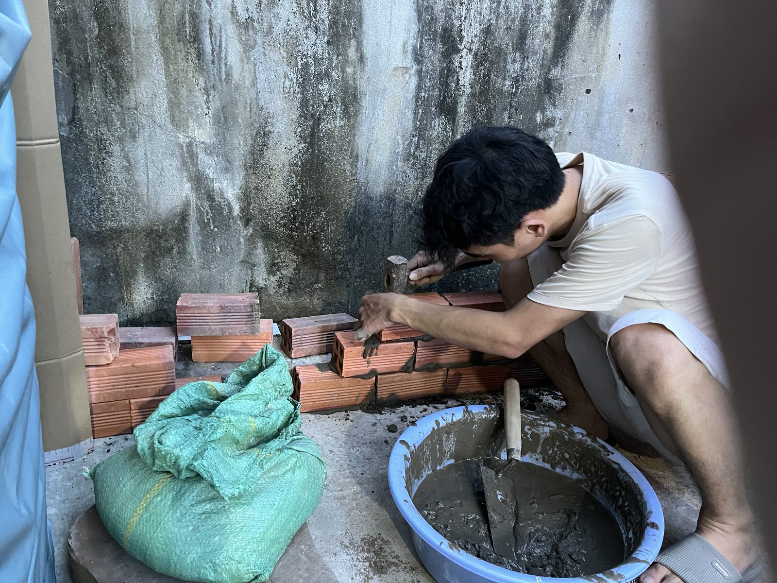 Trộn vữa và xây gạch — những năm tháng làm việc bằng tay