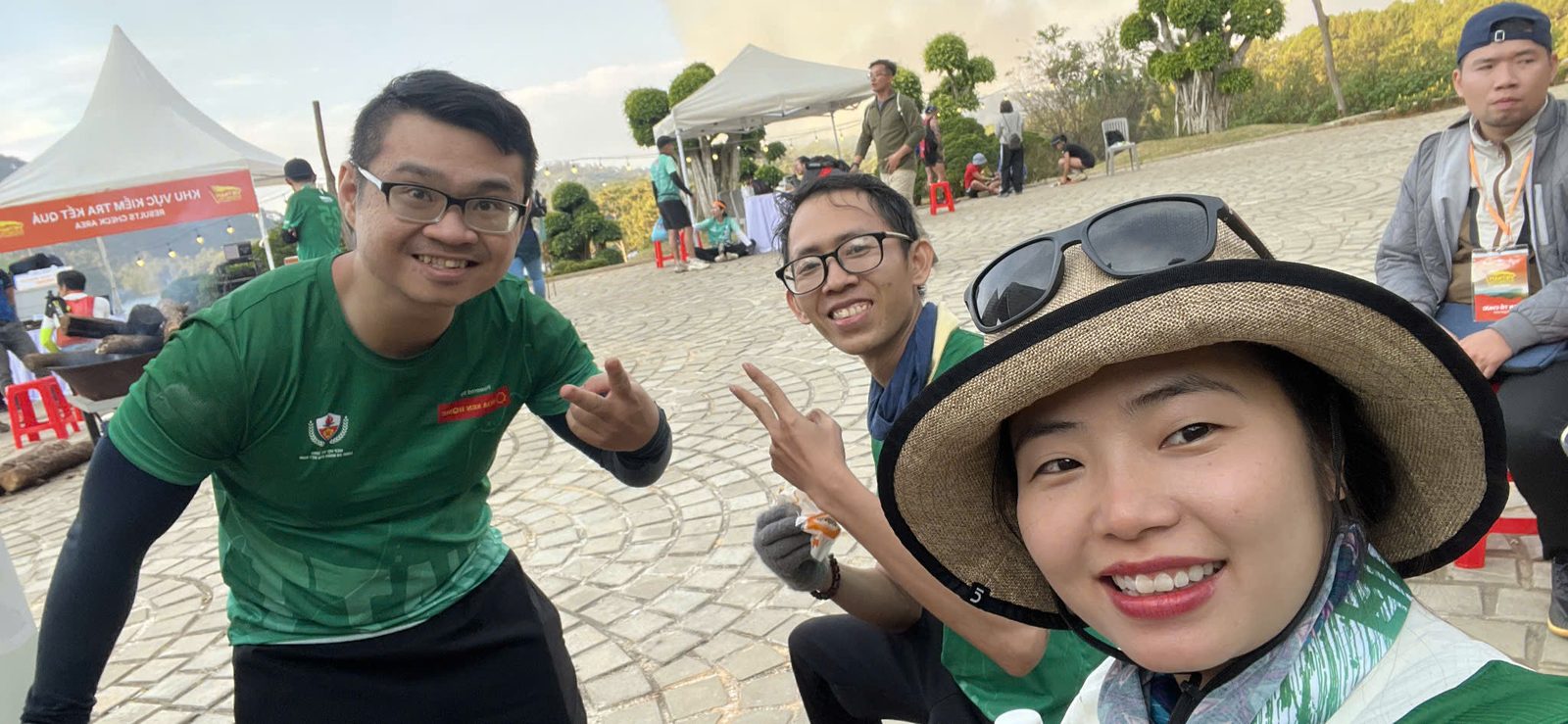 Hai người trong đội áo xanh chụp ảnh cùng nhau