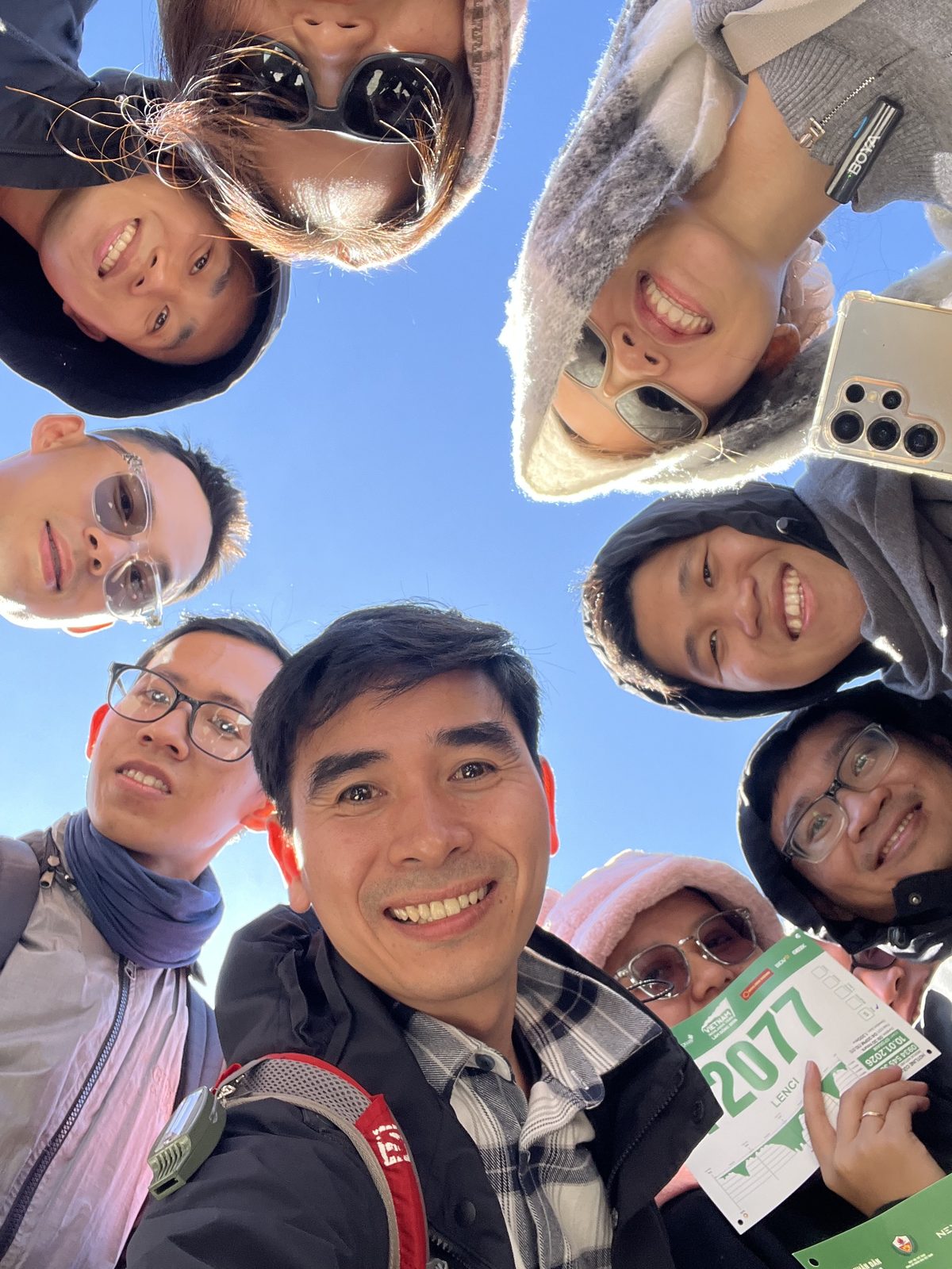 Nhóm bạn chụp selfie vòng tròn từ góc dưới lên