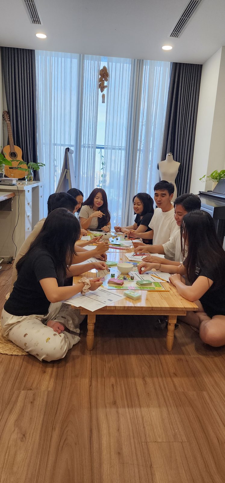 Nhóm ngồi làm việc quanh bàn thấp