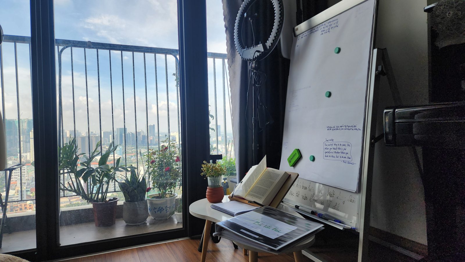 Góc làm việc với flipchart viết tay và sách mở