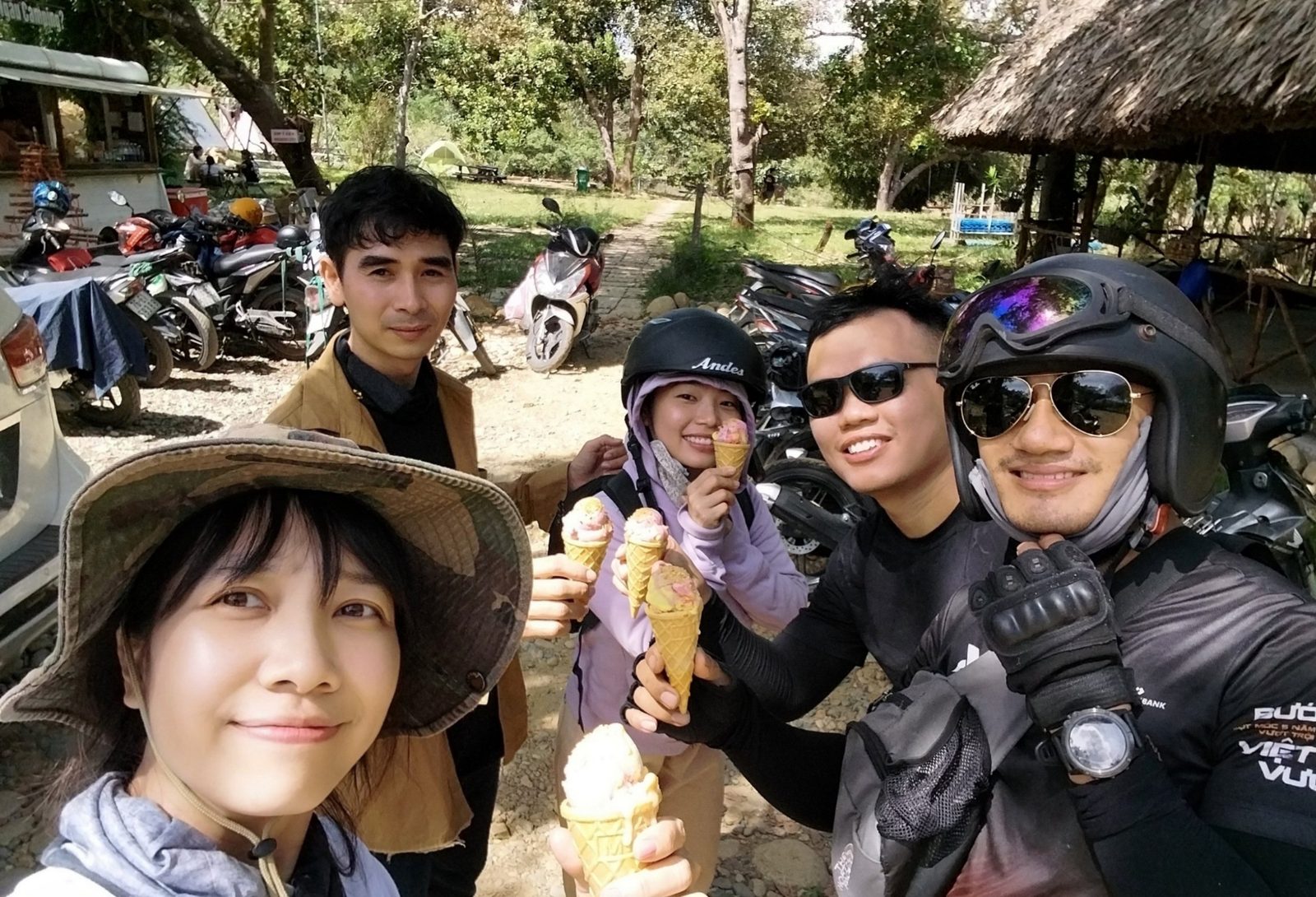 Nhóm phượt dừng chân ăn kem giữa chuyến đi